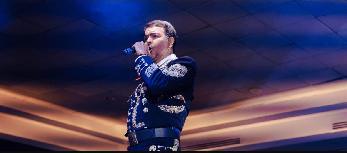 Cantante de mariachi en escenario iluminado por ASATEC
