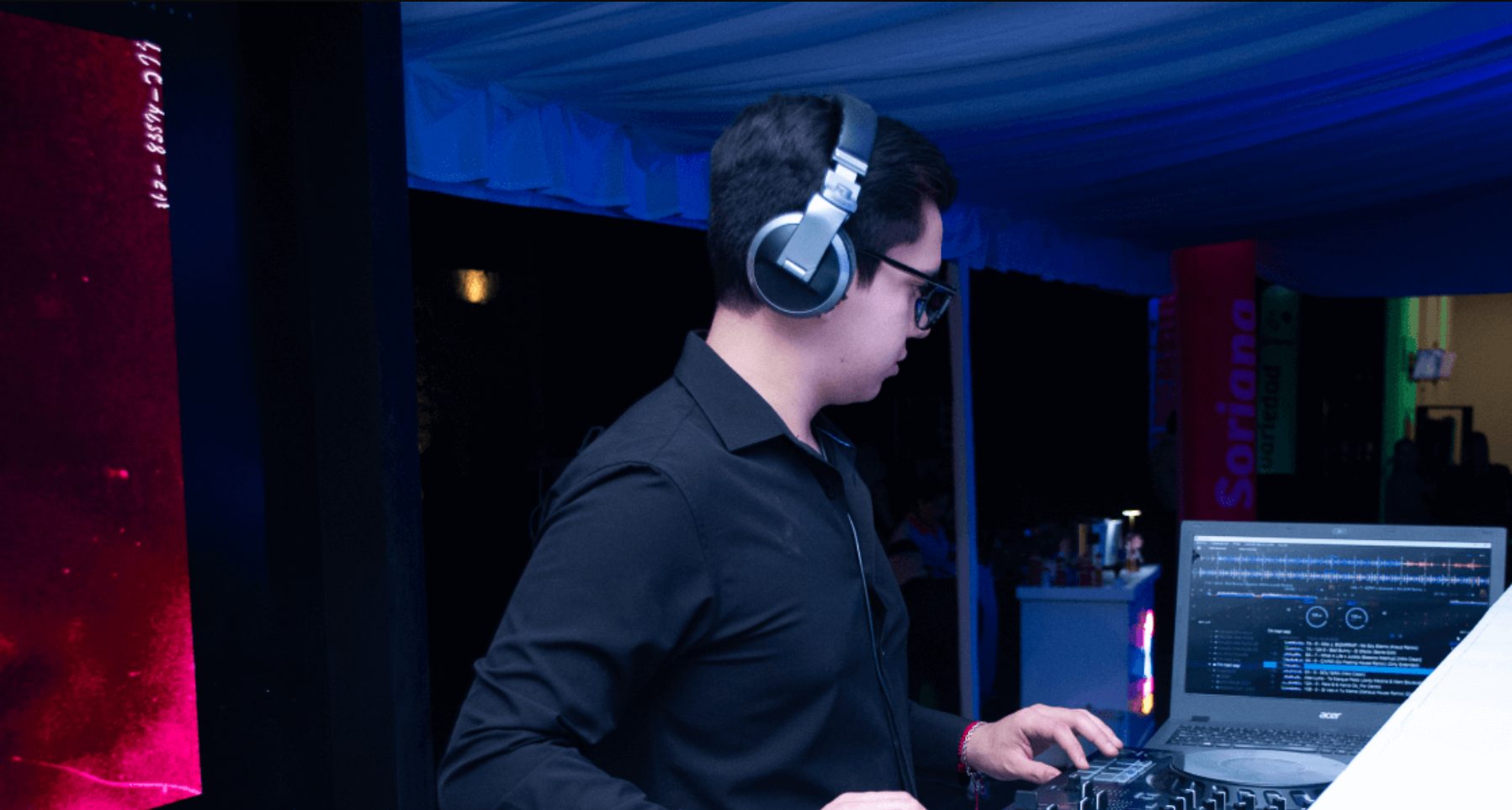 DJ con audio e iluminación de ASATEC