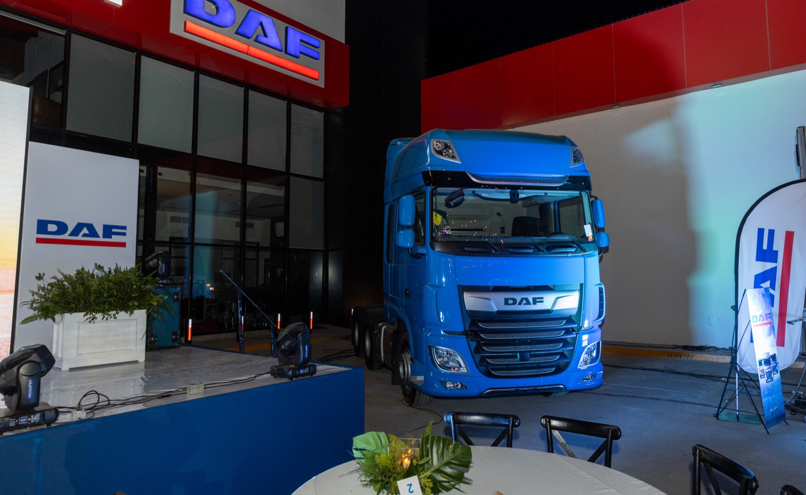 Lanzamiento DAF en México con escenario, pantallas LED e iluminación producida por ASATEC para Kenworth