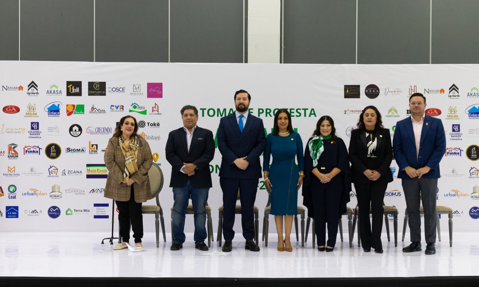 Toma de protesta AMPI Laguna 2026 con escenario, pantallas e iluminación de ASATEC